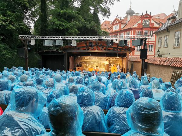 Před zastřešením Letní scény proti dešti chránila silná vůle a slušivé pláštěnky